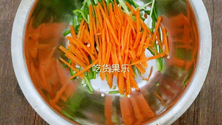#咸味#时蔬豆腐丝,将切好的蔬菜丝放入盆中备用