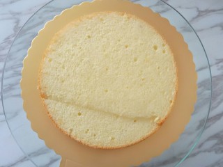奥利奥咸奶油蛋糕,蛋糕纸板中心放少许奶油，放一片蛋糕