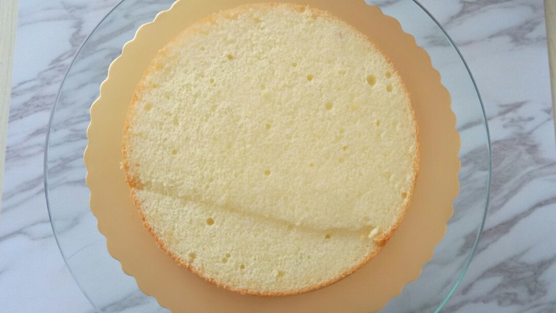 奥利奥咸奶油蛋糕,蛋糕纸板中心放少许奶油，放一片蛋糕