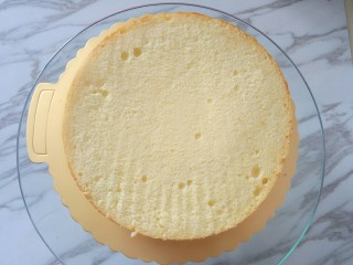 奥利奥咸奶油蛋糕,放入第二层蛋糕片，上面抹上适量奶油，依次完成