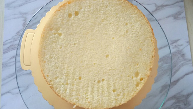 奥利奥咸奶油蛋糕,放入第二层蛋糕片，上面抹上适量奶油，依次完成