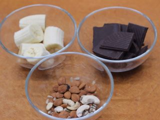 【美善品】低卡巧克力布朗尼,称量30g的台湾进口综合八宝坚果，把所有食材放入碗中。