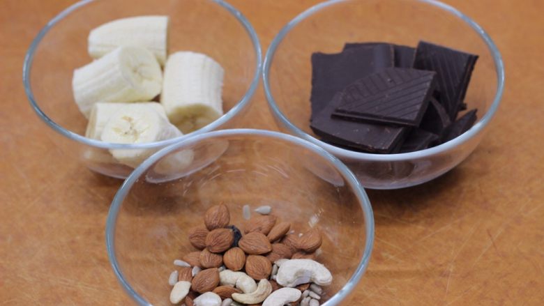 【美善品】低卡巧克力布朗尼,称量30g的台湾进口综合八宝坚果，把所有食材放入碗中。