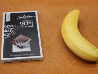【美善品】低卡巧克力布朗尼,准备食材：90%的巧克力+一根香蕉