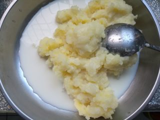 来，一起吃“泥”啦！~~~奶香薯泥,加入牛奶搅拌均匀。