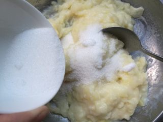 来，一起吃“泥”啦！~~~奶香薯泥,加入盐、糖搅拌均匀。