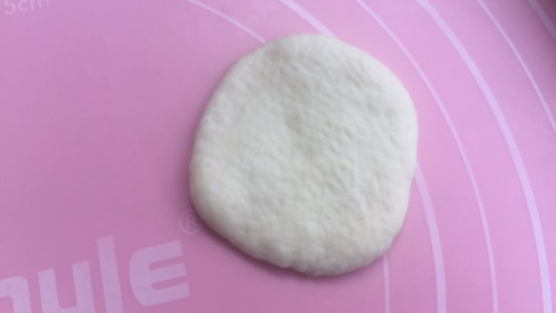 甜心面包,取一个小面团擀成圆片（直径4.5cm左右）