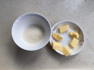 甜心面包,快发酵好时准备20克细砂糖和20克黄油。把黄油分成均匀六份。