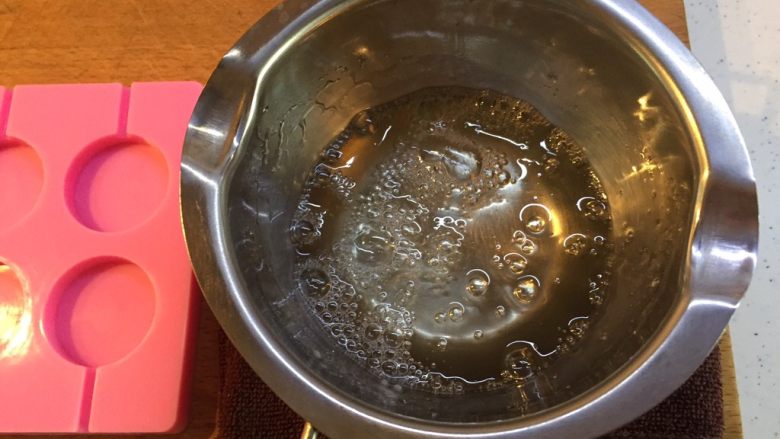 水晶棒棒糖🍭,把奶锅放在湿抹布上面静置，慢慢降温