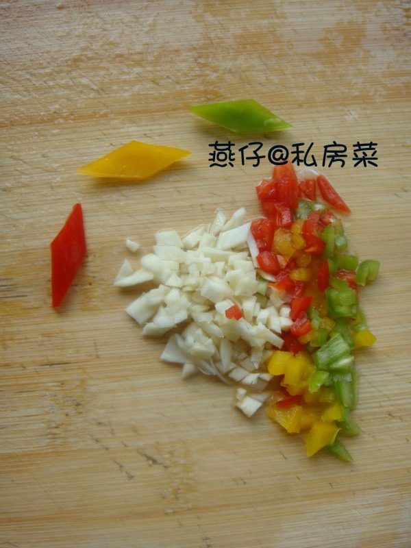 木耳蒸鱼卷,如图把青红黄椒，蒜瓣切末，另外切三个菱形彩椒；