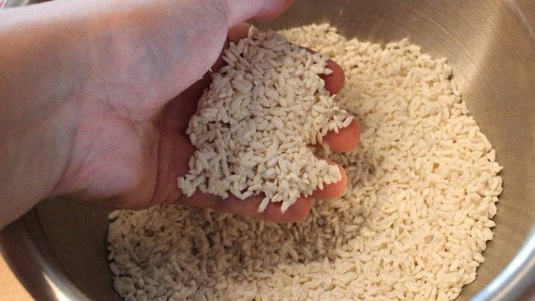 #咸味＃+塩麴製作,仔细的分开成一粒粒的米粒。