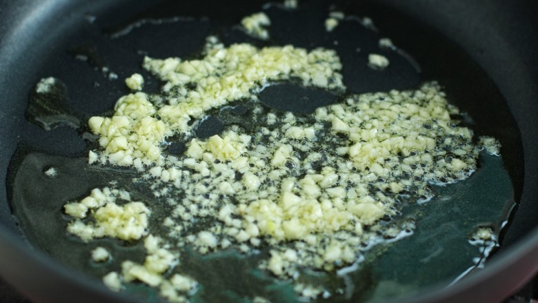 奶油蘑菇培根意面,利用煮意面的时间炒酱:锅中放橄榄油烧热后，将蒜末用小火炒香