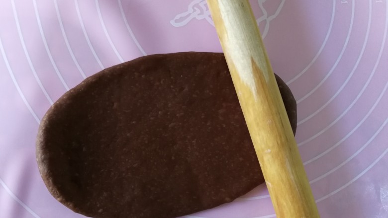 麻薯多味软欧包,用擀面杖檊成长圆。
