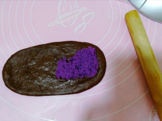 麻薯多味软欧包,翻过来，让擀过那面向。第一步抺紫薯泥。