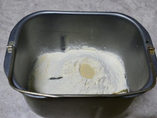 #甜食#花形椰蓉面包,再加入盐、白糖、高筋面粉、椰粉、酵母、玉米油（盐和白糖盐对角放）