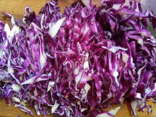 紫甘蓝水饺,甘蓝洗尽 沥干水份 切丝
