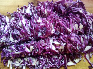 紫甘蓝水饺,根据个人喜好 在中间切上几刀 这样能更好的与肉馅融合及入味