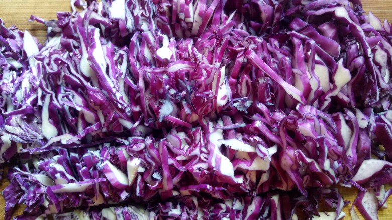 紫甘蓝水饺,根据个人喜好 在中间切上几刀 这样能更好的与肉馅融合及入味