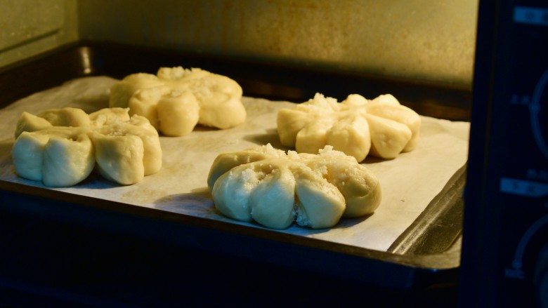 #甜食#花形椰蓉面包,放烤箱二次发酵30分钟