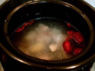 养生排骨山药汤,把撇去血沫的排骨连汤倒入砂锅，放入葱段，姜片，八角，大枣，枸杞，桂圆肉