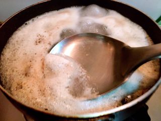 养生排骨山药汤,用工具撇掉锅子里的浮末