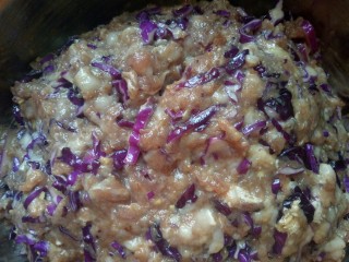 紫甘蓝水饺,搅拌均匀 （因为是手工剁肉 不需过度搅拌 ）