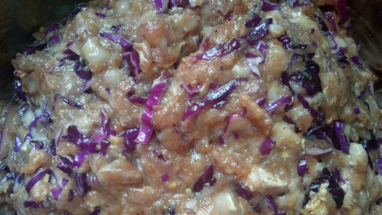 紫甘蓝水饺,搅拌均匀 （因为是手工剁肉 不需过度搅拌 ）