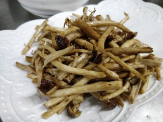酱香茶树菇炒牛肉,茶树菇炸半干捞起滤油备用，大概就是图片这种效果。