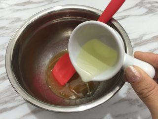 广式月饼,2. 再把花生油加到糖浆之中，继续混合至看不见花生油浮在糖浆上面