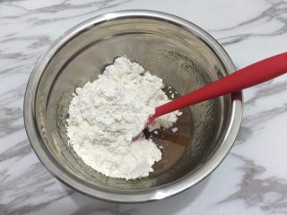 广式月饼,4. 加入面粉