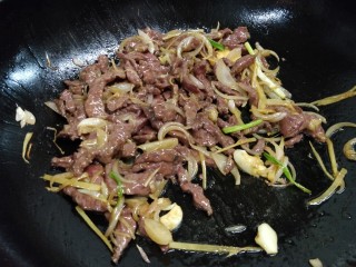 酱香茶树菇炒牛肉,放入腌好的牛肉丝，少许酱油、料酒、大火翻炒至5分熟（牛肉带点粉色，如图）