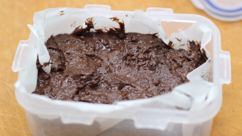 【美善品】低卡巧克力布朗尼,用刮刀棒或勺子把搅拌均匀的混合物放入容器中，放入冰箱冷冻2小时。