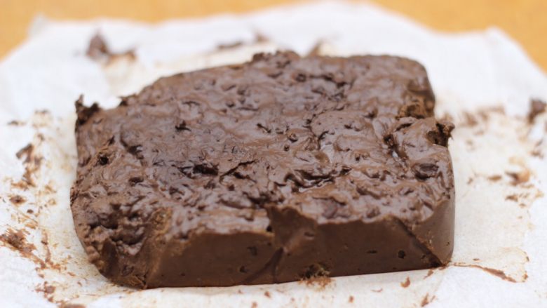 【美善品】低卡巧克力布朗尼,取出已经成形的布朗尼块。