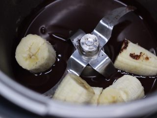 【美善品】低卡巧克力布朗尼,加入香蕉段，5秒，速度5，打碎搅拌均匀。