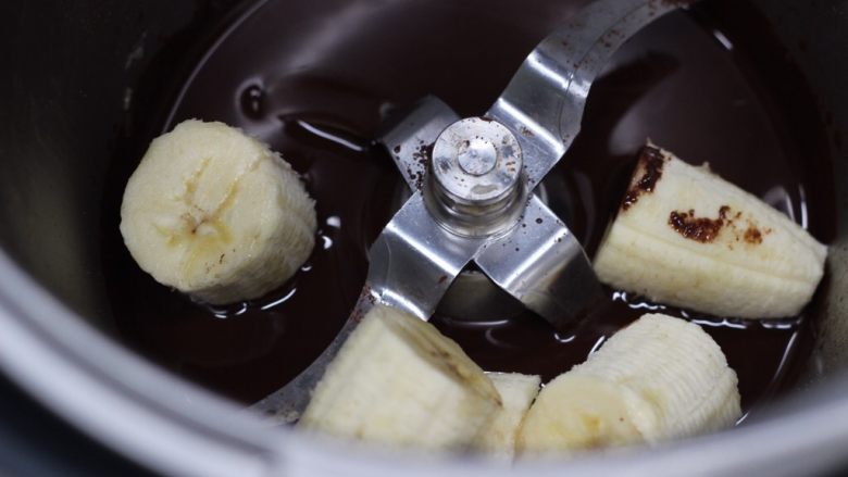 【美善品】低卡巧克力布朗尼,加入香蕉段，5秒，速度5，打碎搅拌均匀。