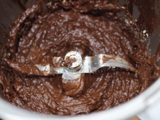 【美善品】低卡巧克力布朗尼,加入坚果碎，30秒，速度2，搅拌均匀。