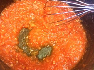 番茄酱、西红柿酱,继续一边小火煮，一边用打蛋器快速搅拌，直至水分去除到90%，锅内酱料成果泥状