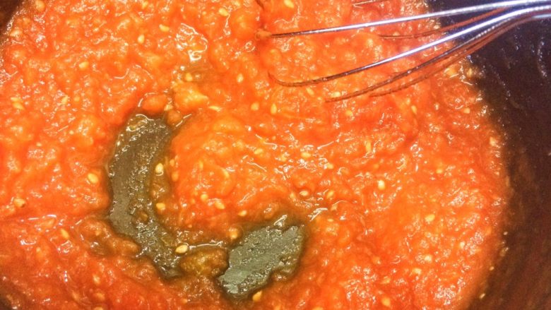番茄酱、西红柿酱,继续一边小火煮，一边用打蛋器快速搅拌，直至水分去除到90%，锅内酱料成果泥状