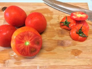 番茄酱、西红柿酱,切除西红柿的顶部