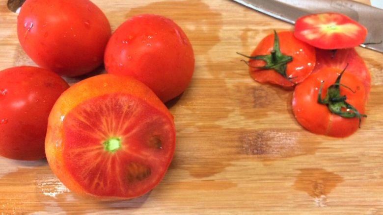番茄酱、西红柿酱,切除西红柿的顶部