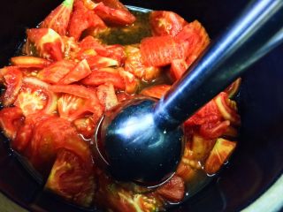 番茄酱、西红柿酱,放入锅内，使用料理机打碎