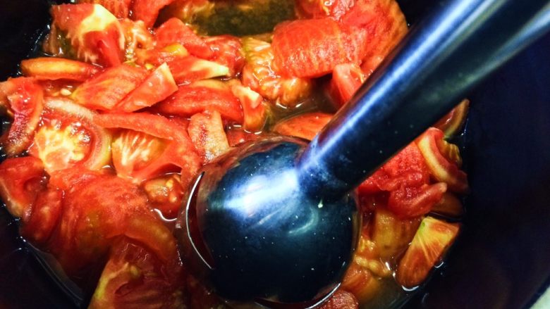 番茄酱、西红柿酱,放入锅内，使用料理机打碎