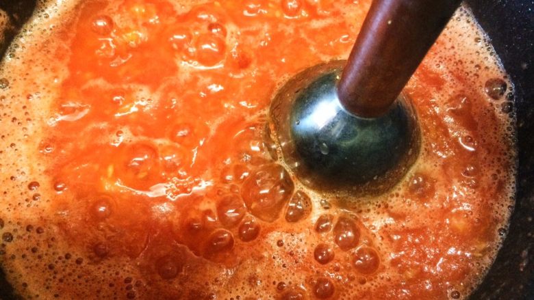 番茄酱、西红柿酱,一边小火煮，一边用料理机搅碎，直至锅内无明显颗粒状 且锅边冒泡