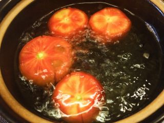 番茄酱、西红柿酱,西红柿底部朝下，在沸水里烫煮5分钟