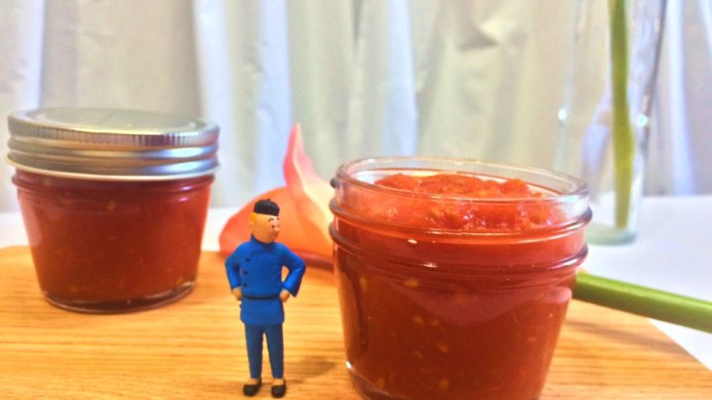 番茄酱、西红柿酱,趁热装入已消毒的罐里，加盖自然冷却至室温后，存放入冰箱冷藏。