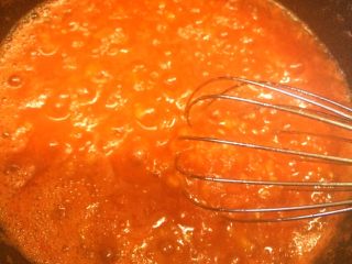 番茄酱、西红柿酱,改用打蛋器搅拌，维持小火，此时开始要不停的顺时针画圈快速搅拌
