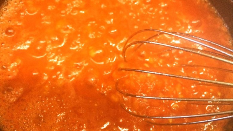 番茄酱、西红柿酱,改用打蛋器搅拌，维持小火，此时开始要不停的顺时针画圈快速搅拌