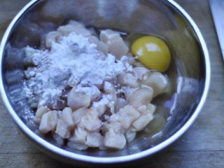 玉米鸡丁烧冬瓜汤,3、放入碗中，加入淀粉、鸡蛋、鲜味汁腌制