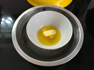香烤枫糖玉米,黄油隔水融化。