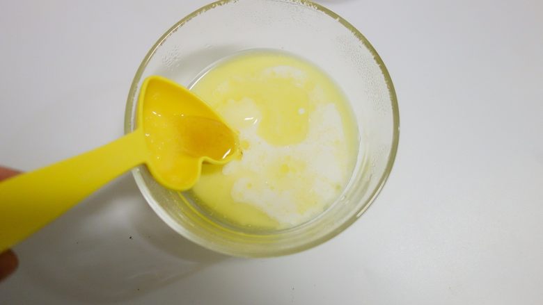 经典海绵蛋糕,2、	盐+牛奶+蜂蜜+黄油混合均匀放在40度以上温水中隔水保温的备用